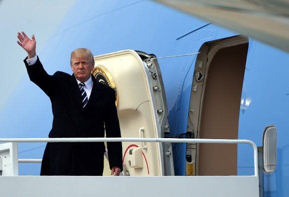도널드 트럼프 미국 대통령이 22일 미국 메릴랜드주 앤드루스 공군기지에 도착한 전용기 에어포스원에서 내려 손을 흔들고 있다. 2018.4.22 [AFP=연합뉴스]