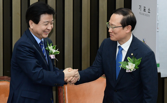 11일 국회에서 더불어민주당 신임 원내대표에 선출된 홍영표 의원이 노웅래 후보의 축하를 받고 있다.  2018.5.11.     이종원 선임기자 jongwon@seoul.co.kr