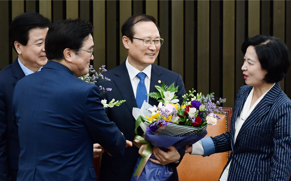 11일 국회에서 열린 더불어민주당 의원총회에서 더불어민주당 신임 원내대표에 선출된 홍영표 의원이 추미애 대표 등 동료 의원들에게 축하받고 있다.  2018.5.11.     이종원 선임기자 jongwon@seoul.co.kr