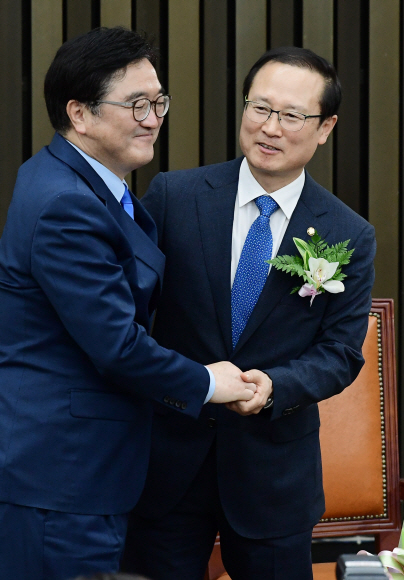 11일 국회에서 더불어민주당 신임 원내대표에 선출된 홍영표 의원이 우원식 전 원내대표에게 축하를 받고 있다.  2018.5.11.     이종원 선임기자 jongwon@seoul.co.kr