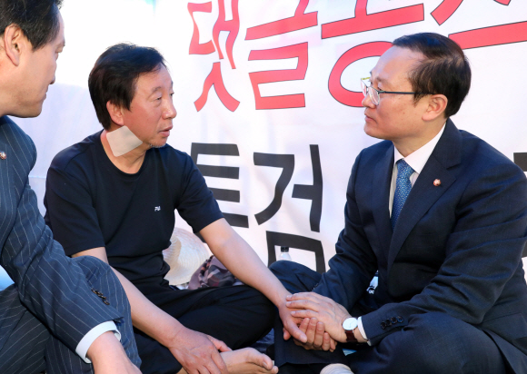 홍영표 더불어민주당 신임 원내대표가 11일 서울 여의도 국회 본청 앞에서 드루킹 댓글 조작 사건 특검을 요구하며 9일째 단식 농성을 이어가고 있는 김성태 자유한국당 원내대표를 찾아 대화하고 있다. 2018. 05. 11  이종원 선임기자 jongwon@seoul.co.kr