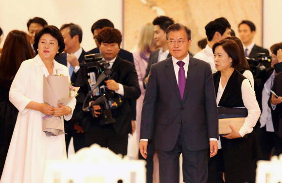 문재인 대통령과 김정숙 여사가  11일 청와대에서 남북평화 협력기원을 위한 평양 공연에 참여했단  남측 예술단원들과 오찬을 함께 하기 위해 입장하고 있다. 2018. 05. 11  안주영 기자 jya@seoul.co.kr