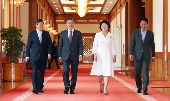 11일 오후 문재인대통령이 참석한 가운데 청와대 본관에서 남북평화 협력기원 남측예술단 초청 오찬이 열리고 있다.문 대통령 내외가 행사 참석을 위해 입장하고 있다. 2018. 05. 11  안주영 기자 jya@seoul.co.kr