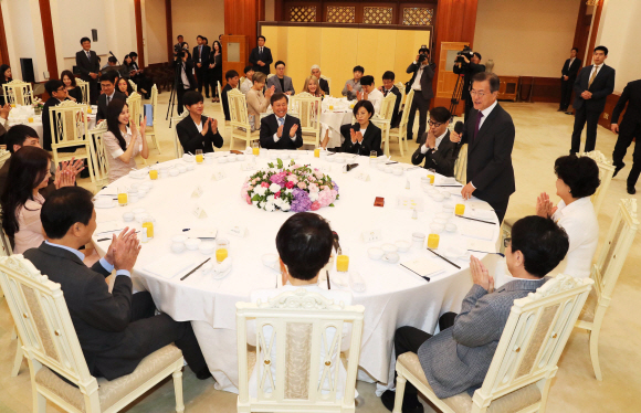 문재인 대통령이 11일 남북평화 협력기원을 위한 평양 공연에 참여했단  남측 예술단원들을 청와대로 초청해 오찬을 함께 했다. 문 대통령이 오찬에 앞서 격려사를 하고 있다. 2018. 05. 11  안주영 기자 jya@seoul.co.kr