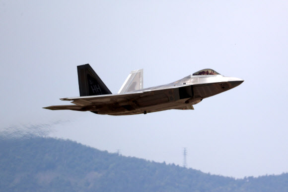 미국 스텔스 전투기 F-22 랩터가 11일 낮 광주 공군 제1전투비행단 활주로를 이륙하고 있다. F-22 랩터는 이날부터 2주간 열리는 한미 공중전투훈련 ’맥스선더’(Max Thunder)에 참가한다. 연합뉴스