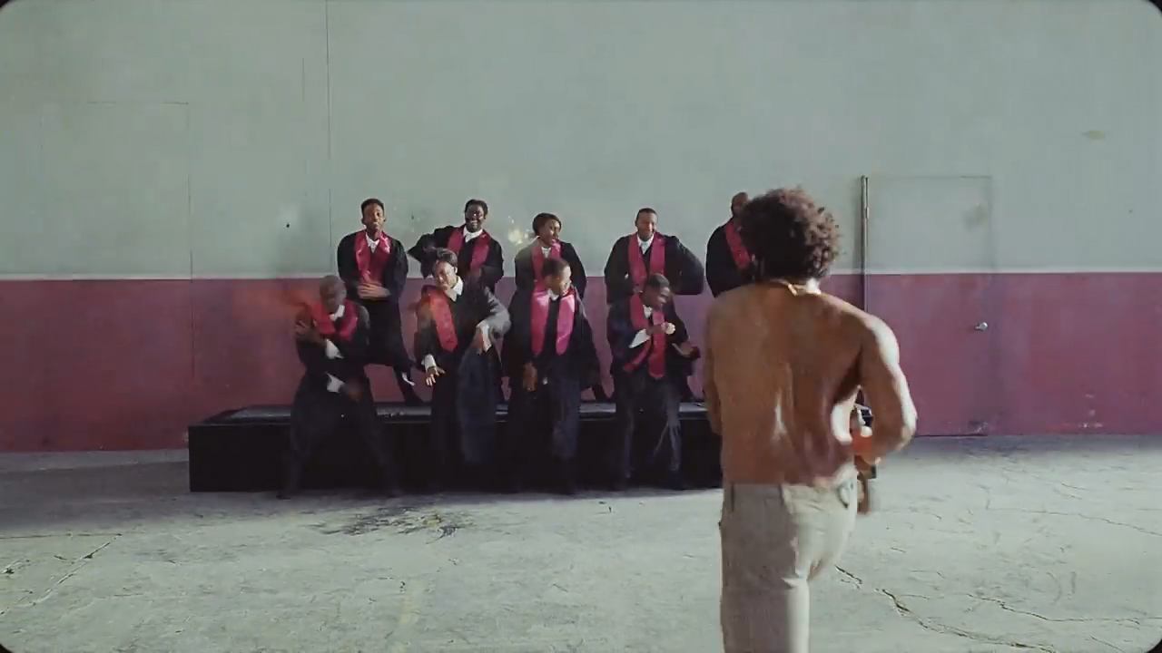 2015년 5월 미국 찰스턴 흑인교회에서 일어난 총기 난사 사건을 연상케 하는 장면