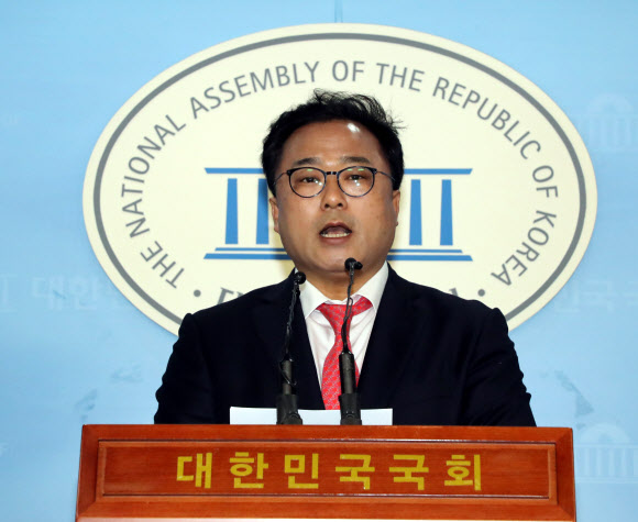 기자회견 하는 권석창 의원