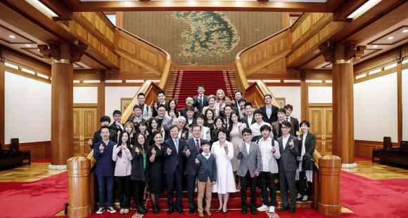 문재인 대통령이 11일 낮 청와대에서 열린 남북평화 협력기원 남측예술단 초청 오찬이 끝난 뒤 참석 가수들과 기념촬영을 하고 있다. 2018. 05. 11  안주영 기자 jya@seoul.co.kr