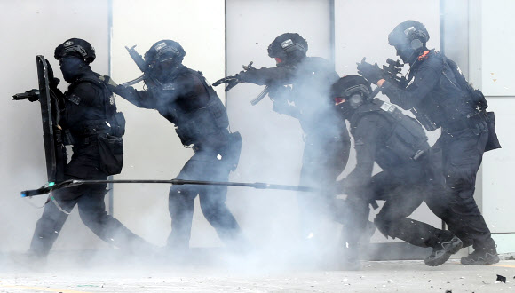 11일 오후 인천시 서구 인천아시아드주경기장에서 열린 ’재난대응 안전한국훈련’에서 인천지방경찰청 경찰특공대원들이 테러현장에 진입해 테러범들을 제압하는 훈련을 하고 있다.  연합뉴스