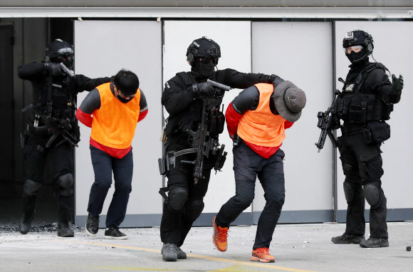 11일 오후 인천시 서구 인천아시아드주경기장에서 열린 ’재난대응 안전한국훈련’에서 인천지방경찰청 경찰특공대원들이 테러범들을 제압하는 훈련을 하고 있다.  연합뉴스