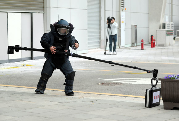 11일 오후 인천시 서구 인천아시아드주경기장에서 열린 ’재난대응 안전한국훈련’에서 인천지방경찰청 경찰특공대원이 폭발물을 제거하는 훈련을 하고 있다.  연합뉴스