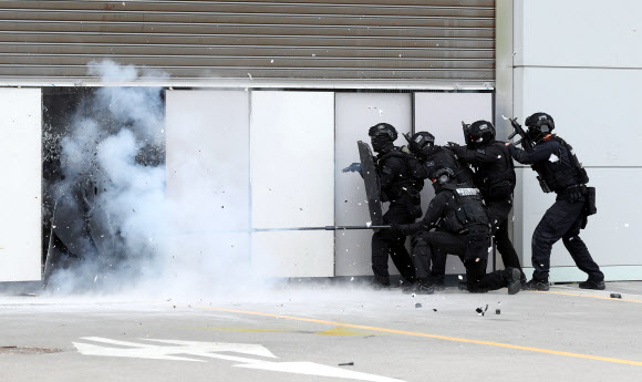 11일 오후 인천시 서구 인천아시아드주경기장에서 열린 ’재난대응 안전한국훈련’에서 인천지방경찰청 소속 경찰특공대원들이 테러 현장에 진입해 테러범을 진압하는 훈련을 하고 있다.  연합뉴스