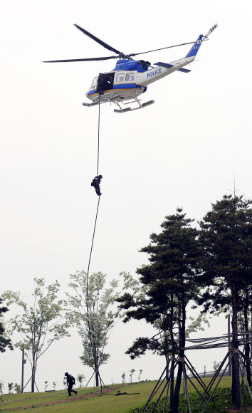 11일 오후 인천시 서구 인천아시아드주경기장에서 열린 ’재난대응 안전한국훈련’에서 인천지방경찰청 경찰특공대원들이 헬기를 타고 테러 현장에 진입하는 훈련을 하고 있다. 연합뉴스