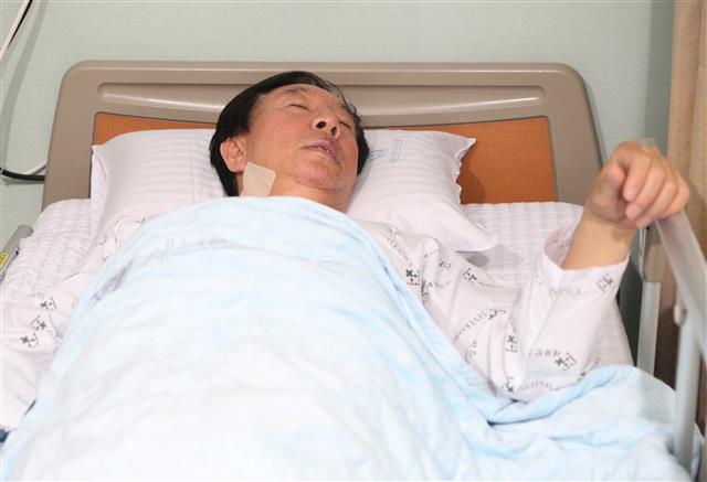 ’드루킹 사건’으로 불리는 댓글조작 사건의 특검 수용을 요구하며 9일째 노숙 단식농성을 한 김성태 자유한국당 원내대표가 11일 오후 서울 서대문구 세브란스 병원에 입원해 있다. 김 원내대표는 이날 의원총회에서 결정내린 단식농성 중단을 받아들였으며 현재 정밀 검사를 받고 있다.  뉴스1