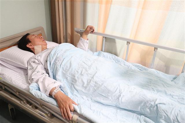 ’드루킹 사건’으로 불리는 댓글조작 사건의 특검 수용을 요구하며 9일째 노숙 단식농성을 한 김성태 자유한국당 원내대표가 11일 오후 서울 서대문구 세브란스 병원에 입원해 있다. 김 원내대표는 이날 의원총회에서 결정내린 단식농성 중단을 받아들였으며 현재 정밀 검사를 받고 있다.  뉴스1