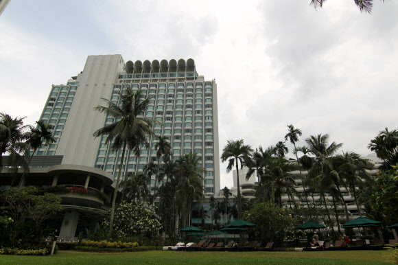 김정은 북한 국무위원장과 도널드 트럼프 미국 대통령의 역사적인 북미정상회담 장소가 싱가포르로 확정된 가운데 회담 테이블은 어느 곳에 놓일 것인가에 관심이 쏠린다. 싱가포르 일간 더 스트레이츠타임스는 샹그릴라 호텔, 마리나베이샌즈호텔, 리조트월드 센토사 등을 후보군에 올렸다. 사진은 샹그릴라호텔.  연합뉴스