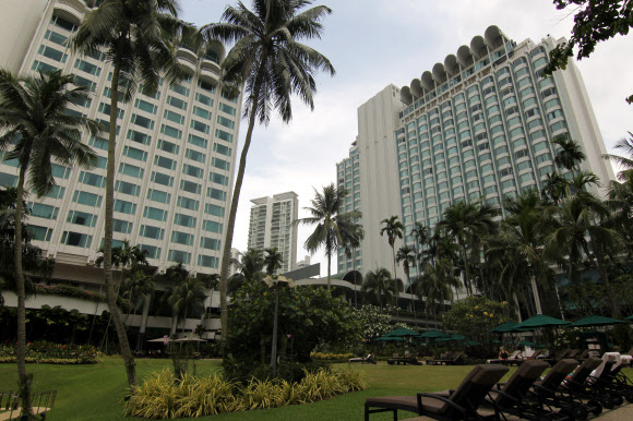 김정은 북한 국무위원장과 도널드 트럼프 미국 대통령의 역사적인 북미정상회담 장소가 싱가포르로 확정된 가운데 회담 테이블은 어느 곳에 놓일 것인가에 관심이 쏠린다. 싱가포르 일간 더 스트레이츠타임스는 샹그릴라 호텔, 마리나베이샌즈호텔, 리조트월드 센토사 등을 후보군에 올렸다. 사진은 샹그릴라호텔.  연합뉴스