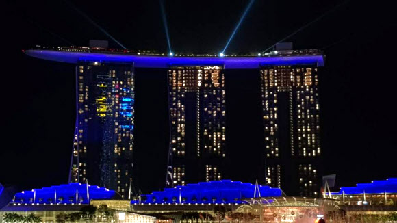 김정은 북한 국무위원장과 도널드 트럼프 미국 대통령의 역사적인 북미정상회담 장소가 싱가포르로 확정되면서 구체적인 회담 장소가 어느 곳일지에 관심이 쏠리고 있다. 사진은 외신을 통해 후보지로 꼽히고 있는 호텔 중 하나인 싱가포르 마리나베이샌즈호텔.  연합뉴스