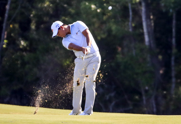 11일 플로리다주 폰테베드라비치의 TPC 소그래스에서 열린 미국프로골프(PGA) 투어 플레이어스 챔피언십 1라운드 14번홀에서 김시우가 힘차게 두 번째 샷을 하고 있다.  폰테베드라비치 EPA 연합뉴스