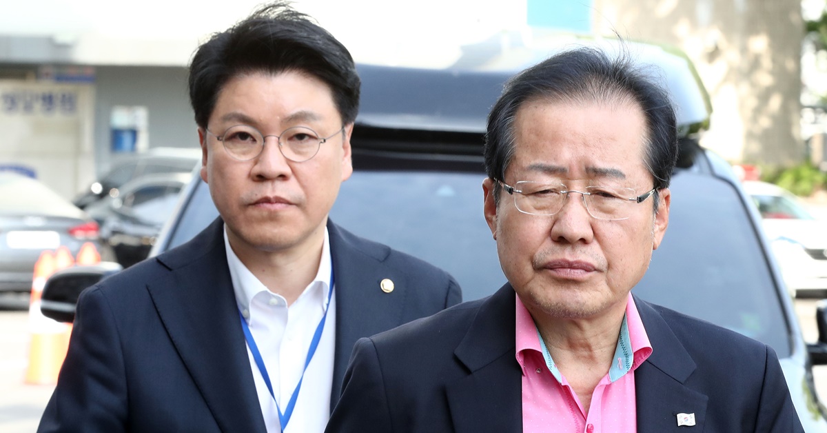 홍준표(오른쪽) 자유한국당 대표와 장제원 수석대변인. 연합뉴스