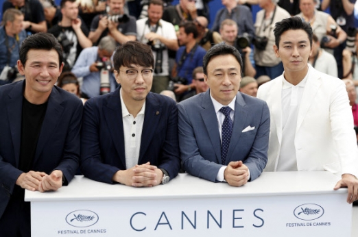 영화 ‘공작’의 감독과 배우들이 11일 프랑스 칸에서 열린 ‘제71회 칸영화제’ 포토콜 행사에 참석해 포즈를 취하고 있다. 왼쪽부터 배우 황정민, 영화감독 윤종빈, 배우 이성민, 주지훈.<br>EPA 연합뉴스