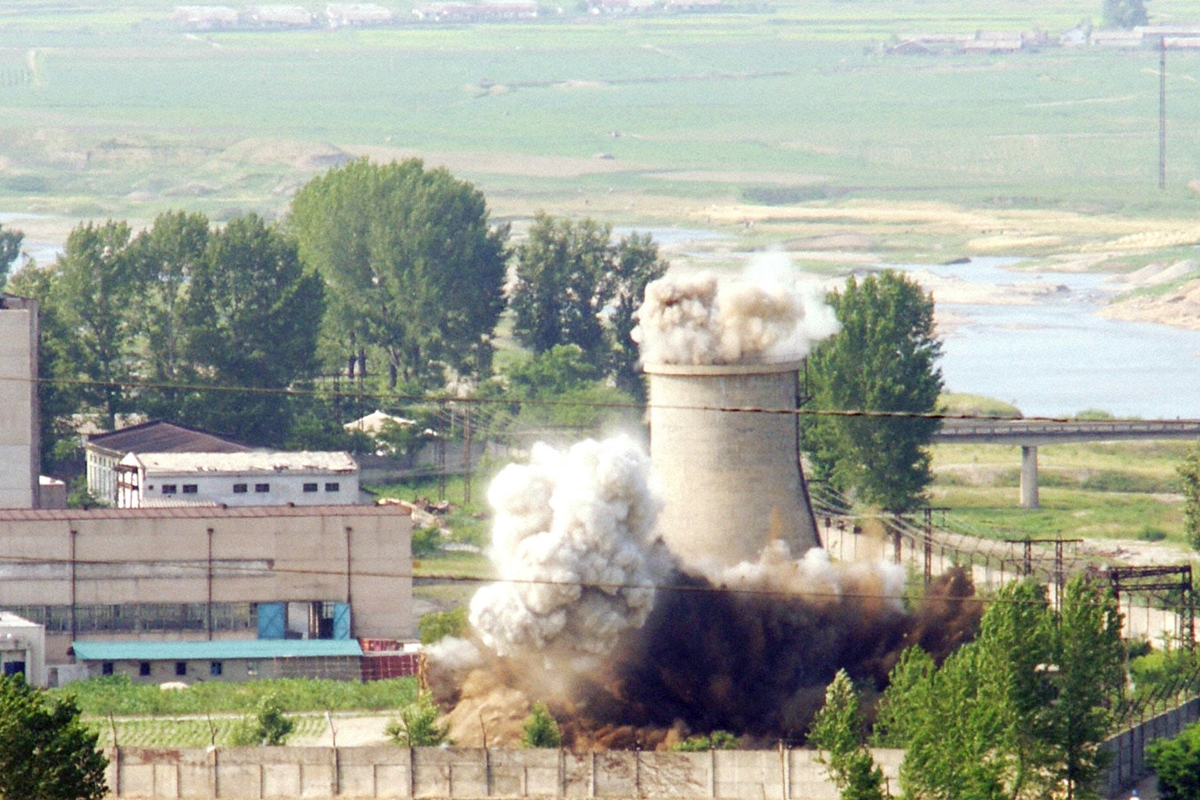 지난 2008년 6월 27일 북한이 비핵화 의지를 과시하기 우해 영변 핵시설의 냉각탑 폭파 장면.  연합뉴스