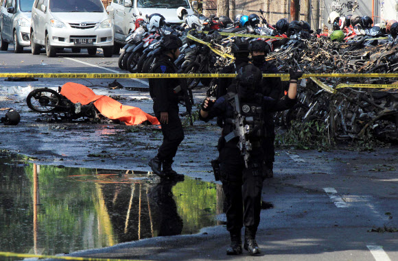 폭탄 테러가 발생한 지역에 인도네시아 경찰이 폴리스라인을 치고 있다. EPA=연합뉴스