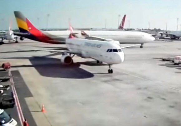 아시아나 여객기, 터키 활주로 이동 중 다른 비행기 충돌…화재
