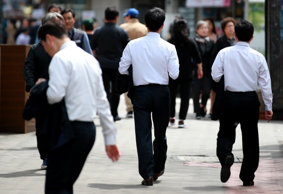 서울 명동 거리에 직장인들이 지나고 있다. 연합뉴스 자료사진