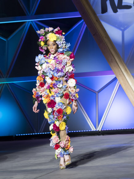 캐나다 모델 위니 할로우가 13일(현지시간) 프랑스 칸 멍들리유 공항에서 열린 ‘제71회 칸영화제’ 릴리프 패션쇼의 런웨이를 걷고 있다. EPA 연합뉴스