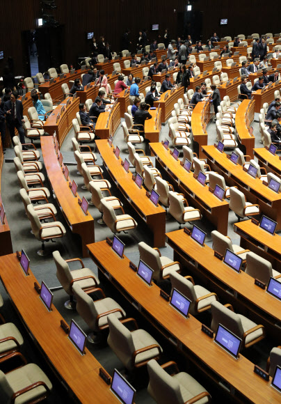 야당 기다리는 여당