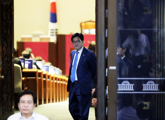 자유한국당 농성 바라보는 우원식