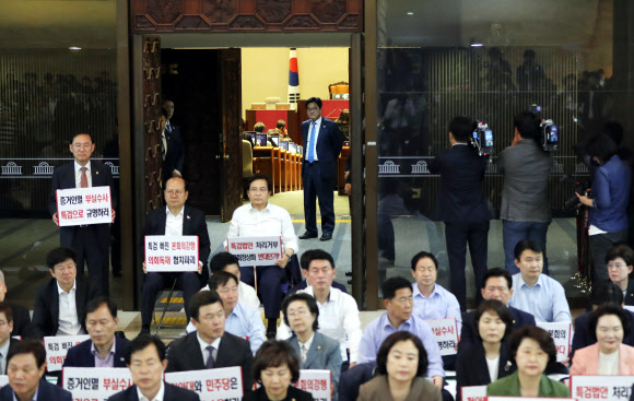 자유한국당 농성 바라보는 우원식