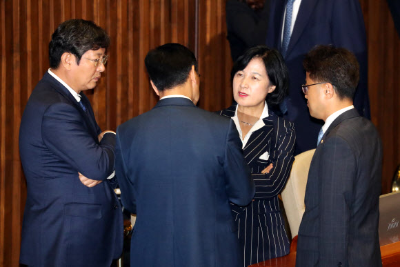 ’야당 의원들 기다리며’