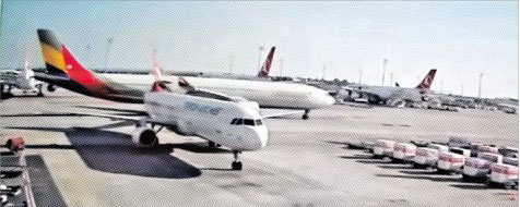 13일(현지시간) 터키 이스탄불 아타튀르크국제공항에서 아시아나항공 여객기(뒤쪽)가 활주로를 향하면서 오른쪽 날개로 터키항공 여객기의 꼬리 날개를 치고 지나갔다.  유튜브 캡처
