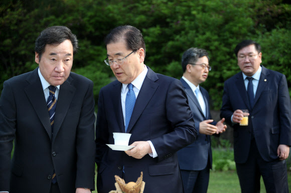 이낙연 국무총리가 15일 오전 서울 종로구 삼청동 총리공관에서 열린 고위 당정협의회에서 정의용 청와대 국가안보실장과 대화하고 있다. 왼쪽부터 이낙연 국무총리, 정의용 안보실장, 김동연 경제부총리, 더불어민주당 김태년 정책위의장.  연합뉴스