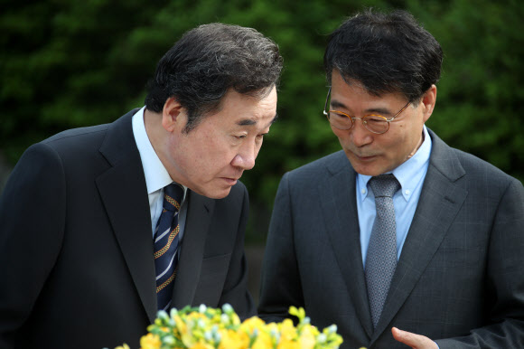 이낙연 국무총리와 장하성 청와대 정책실장이  15일 오전 서울 종로구 삼청동 총리공관에서 열린 고위당정협의회에서 대화하고 있다.  연합뉴스