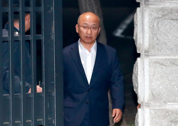 삼성물산과 제일모직 합병에 찬성하도록 국민연금관리공단에 압력을 넣은 혐의로 1·2심에서 실형을 선고받고 대법원에서 재판 중인 문형표 전 보건복지부 장관이 대법원의 구속 취소 결정으로 석방돼 15일 새벽 경기도 의왕시 서울구치소를 나서고 있다.  연합뉴스