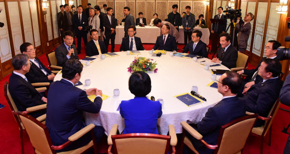 15일 서울 삼청동 총리공관에서 고위당정협의회가 열리고 있다. 이날 협의회에는 민주당에서는 추미애 대표, 홍영표 원내대표, 이춘석 사무총장, 김태년 정책위의장 등 4명이, 정부에서는 이낙연 총리와 김동연 경제부총리, 조명균 통일부 장관, 홍남기 국무조정실장 등 4명이 참석했으며 청와대에서는 장하성 정책실장, 정의용 안보실장, 한병도 정무수석, 반장식 일자리수석, 홍장표 경제수석 등 5명이 참석했다.   연합뉴스