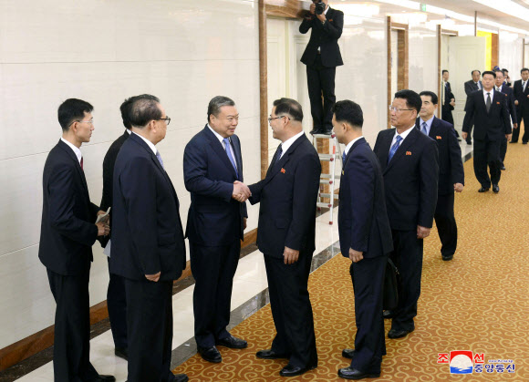 지난 14일 박태성 북한 노동당 중앙위 부위원장 등 고위급 인사들이 중국을 방문했다고 조선중앙통신이 15일 보도했다.  연합뉴스