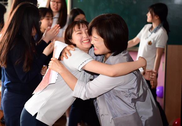 스승의 날인 15일 서울 동대문구 정화여자상업고등학교에서 담임선생님이 이벤트를 열어준 학생들과 포옹을 하고 있다. 2018. 5. 15  정연호 기자 tpgod@seoul.co.kr