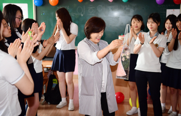 스승의 날인 15일 서울 동대문구 정화여자상업고등학교에서 담임선생님에게 학생들이 이벤트를 열어주고 있다.  2018. 5. 15  정연호 기자 tpgod@seoul.co.kr