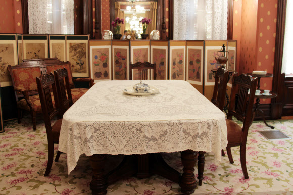 1889년 미국 워싱턴DC에서 문을 연 주미대한제국공사관의 복원이 완료됐다. 조미수호통상조약 체결일인 오는 22일 개관식을 열고 박물관 역할로 일반에 개방된다. 사진은 식당.  연합뉴스