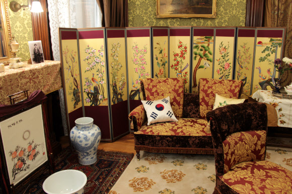 1889년 미국 워싱턴DC에서 문을 연 주미대한제국공사관의 복원이 완료됐다. 조미수호통상조약 체결일인 오는 22일 개관식을 열고 박물관 역할로 일반에 개방된다. 사진은 접견실.  연합뉴스