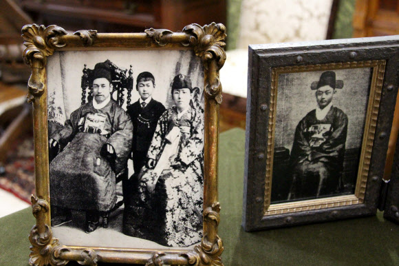 주미대한제국공사관에 전시된 이범진 제9대 주미 대한제국공사 부부와 차남 이위종의 사진. 워싱턴DC에서 초등학교를 다닌 이위종은 후일 헤이그 만국평화회의에 특사로 참석하고 이 공사는 초대 주러시아 공사로 활동하지만, 경술국치에 좌절해 자결한다. 오른쪽 사진은 제4대 공사인 이채연이 공관원으로 부임했을 때 촬영한 사진.  연합뉴스