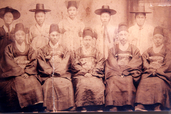 1888년 미국 워싱턴DC에서 활동하던 박정양 초대 주미 대한제국공사(앞줄 가운데)와 공관원들. 주미대한제국공사관에 전시되어 있다.  연합뉴스