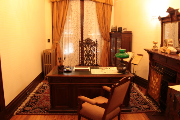 1889년 미국 워싱턴DC에서 문을 연 주미대한제국공사관의 복원이 완료됐다. 조미수호통상조약 체결일인 오는 22일 개관식을 열고 박물관 역할로 일반에 개방된다. 사진은 공사 집무실.  연합뉴스