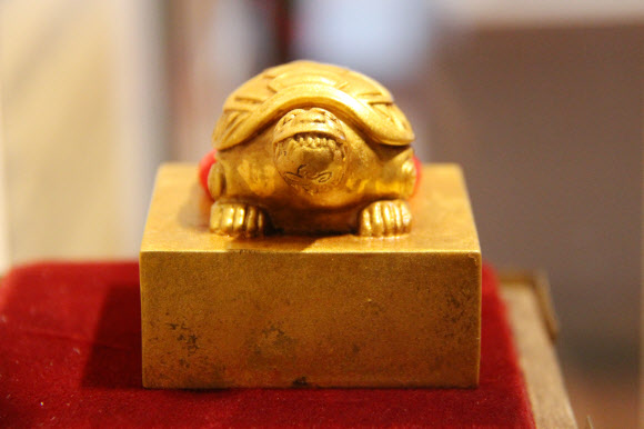 1897년 고종 황제가 대한제국을 선포하고 황제로 즉위한 후 제작한 황제어새. 이 황제어새는 고종 황제의 자주독립 의지를 담고 있으며, 고종 황제가 이탈리아, 러시아 등 각국 수반들에게 보내는 외교문서 등에 사용됐다.  연합뉴스