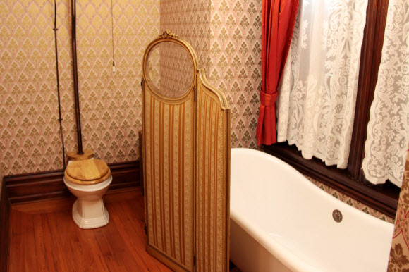 1889년 미국 워싱턴DC에서 문을 연 주미대한제국공사관의 복원이 완료됐다. 조미수호통상조약 체결일인 오는 22일 개관식을 열고 박물관 역할로 일반에 개방된다. 사진은 공사 부부가 사용하던 욕실.  연합뉴스