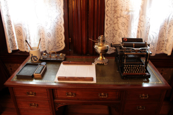 1889년 미국 워싱턴DC에서 문을 연 주미대한제국공사관의 복원이 완료됐다. 조미수호통상조약 체결일인 오는 22일 개관식을 열고 박물관 역할로 일반에 개방된다. 사진은 공사 공관원이 사용했던 책상과 타자기.  연합뉴스